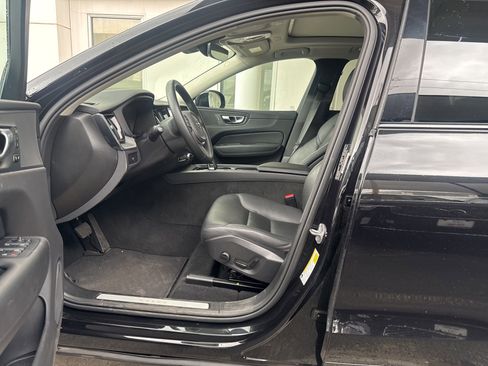 Used 2025 Volvo XC60 B5 Core AWD/4WD image 9