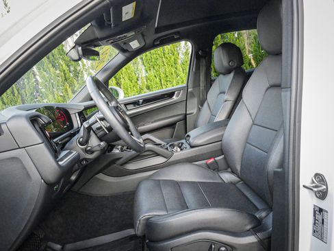 Used 2024 Porsche Cayenne image 16