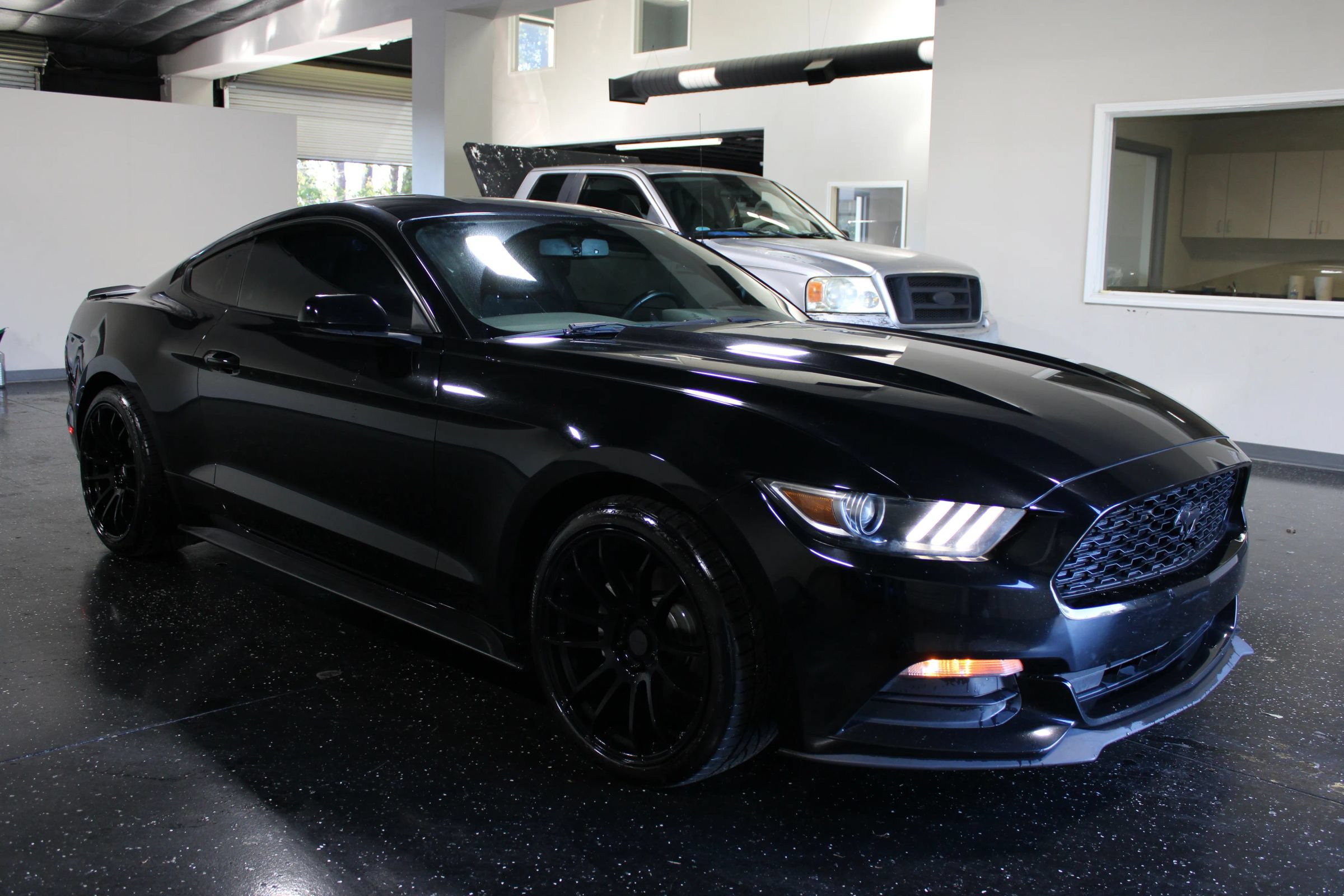 Used 2016 Ford Mustang Coupe RWD image 1