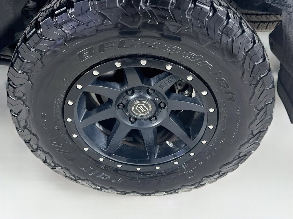 Used 2018 Toyota 4Runner SR5 AWD/4WD image 35