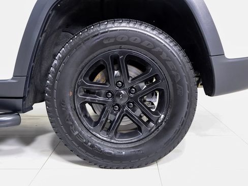 Used 2023 Jeep Grand Cherokee Laredo AWD/4WD image 22