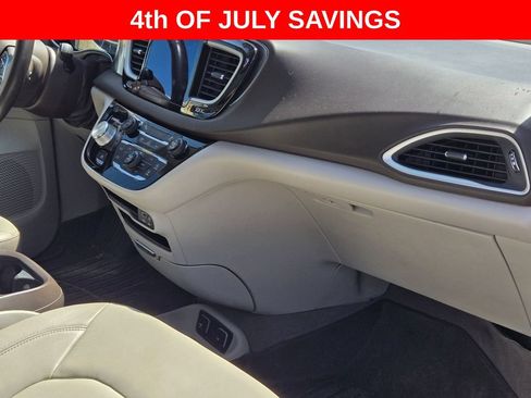 Used 2017 Chrysler Pacifica Touring-L w/ Tire & Wheel Group FWD image 16