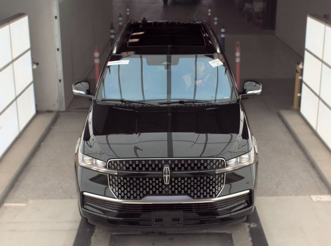 Used 2025 Lincoln Navigator Reserve AWD/4WD image 2
