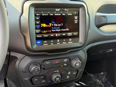Used 2022 Jeep Renegade Latitude AWD/4WD image 10