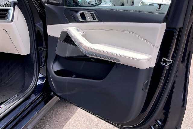 Used 2024 BMW X7 xDrive40i w/ M Sport Package AWD/4WD image 23
