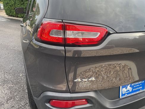 Used 2017 Jeep Cherokee Limited image 18