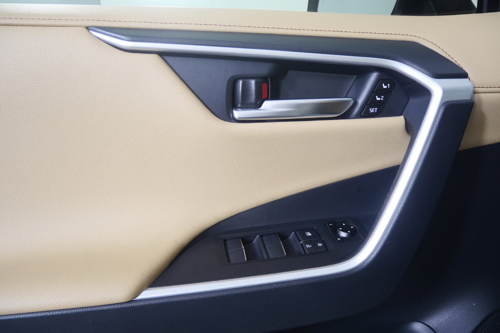 Used 2019 Toyota RAV4 Limited w/ Cold Weather Package FWD image 9