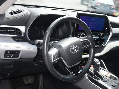 Used 2023 Toyota Highlander Platinum FWD image 9