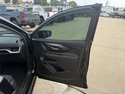 Used 2023 GMC Terrain SLE w/ Driver Convenience Package image 16