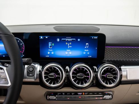 New 2025 Mercedes-Benz GLB 250 4MATIC image 23