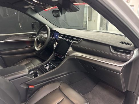 Used 2024 Jeep Grand Cherokee L Limited w/ Black Appearance Package image 11