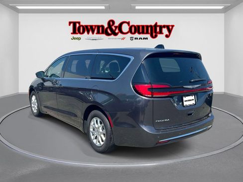 Certified 2023 Chrysler Pacifica Touring-L FWD image 9