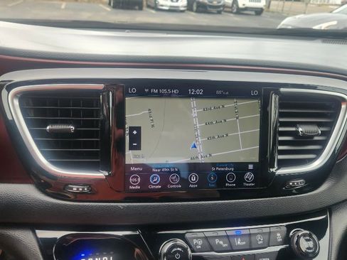 Used 2019 Chrysler Pacifica Touring-L FWD image 21