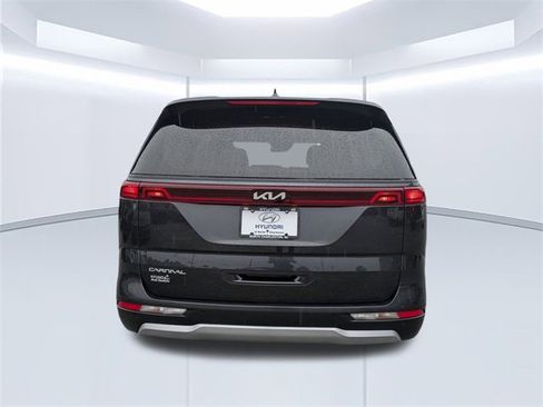 Used 2023 Kia Carnival LX image 5