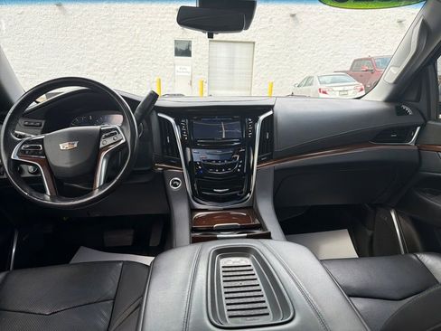 Used 2020 Cadillac Escalade Luxury w/ Escalade Sport Edition image 21