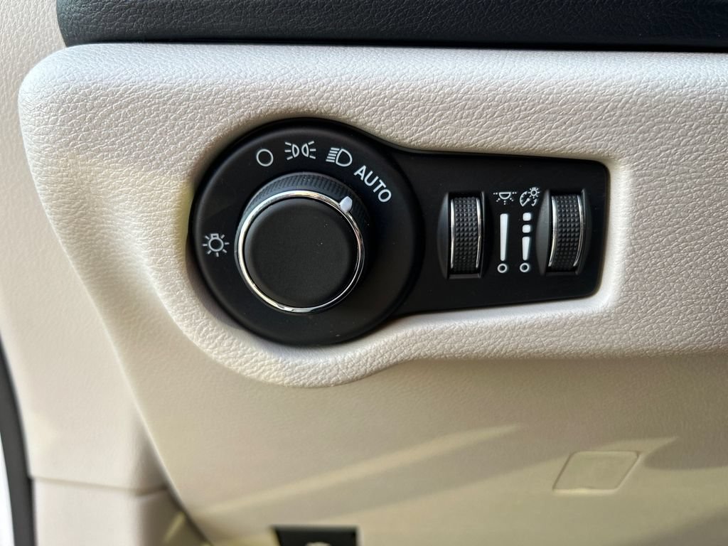Used 2021 Chrysler Voyager LX FWD image 20