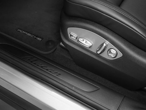 Certified 2026 Porsche Macan image 27