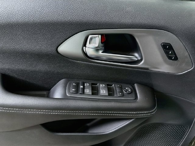 New 2027 Chrysler Pacifica Select AWD/4WD image 18