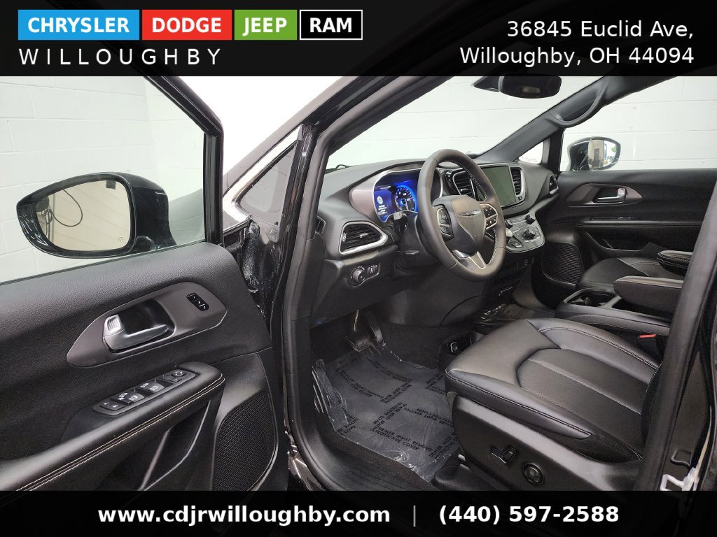 Used 2026 Chrysler Pacifica Select FWD image 13