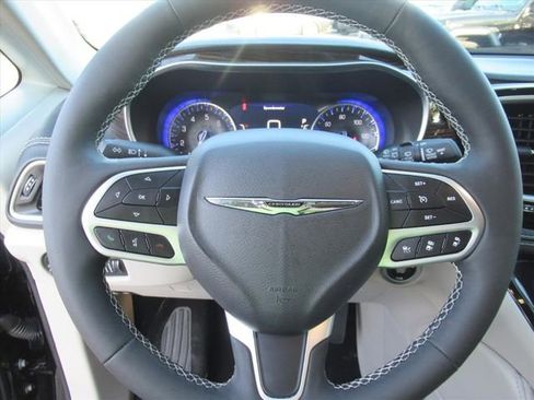 Used 2024 Chrysler Pacifica Limited image 20