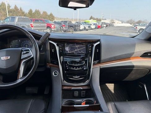 Used 2019 Cadillac Escalade Luxury w/ LPO, Radiant Package image 18