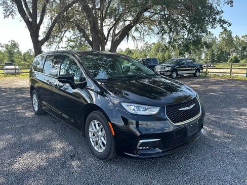 Used 2024 Chrysler Pacifica Touring-L FWD image 7