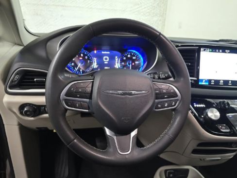 Used 2023 Chrysler Pacifica Touring-L FWD image 11