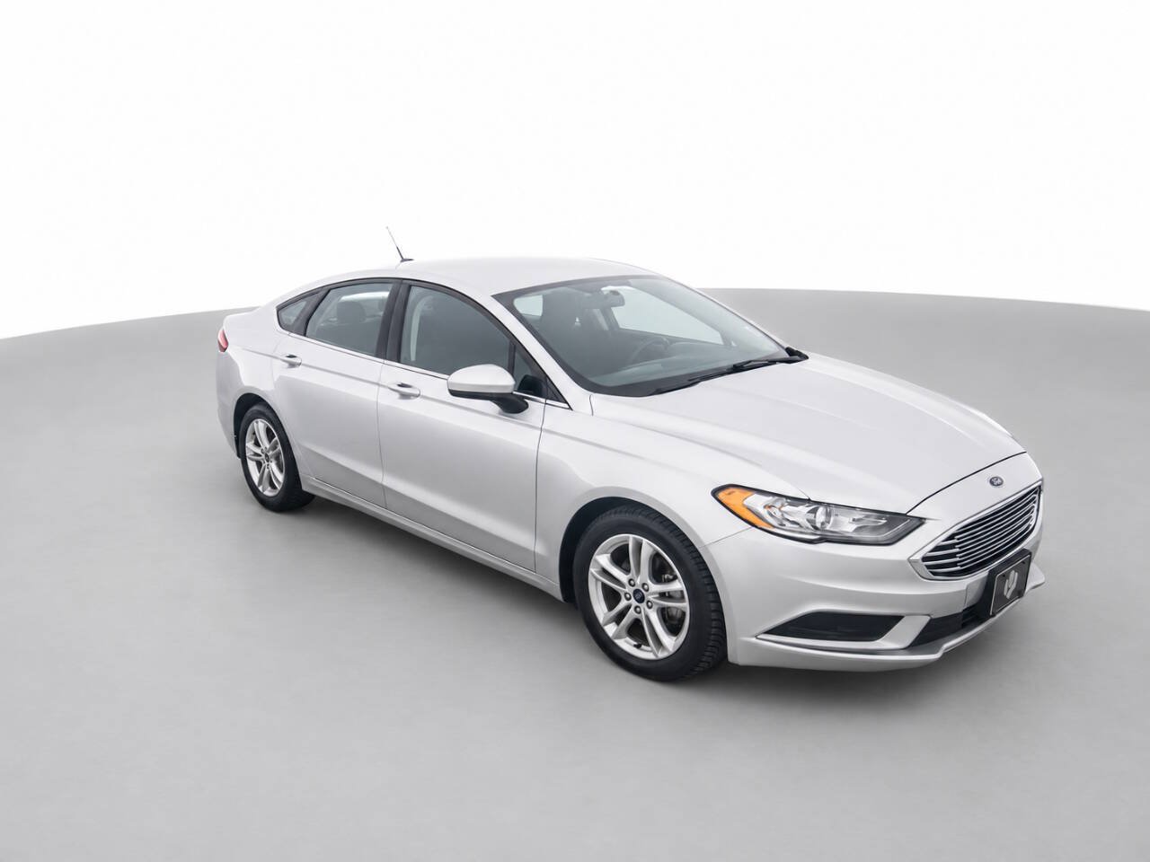 Used 2018 Ford Fusion SE w/ Fusion SE Technology Package FWD image 3