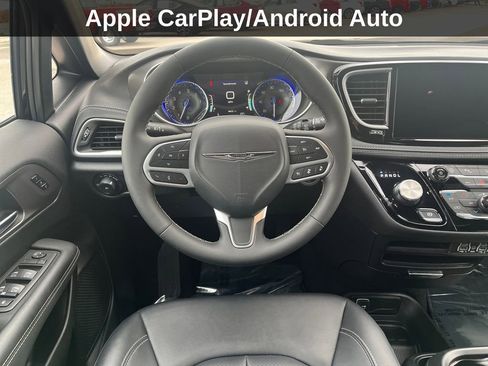 Used 2025 Chrysler Pacifica Select image 19