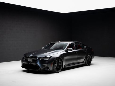 Used 2025 BMW M5 w/ Carbon Package image 4