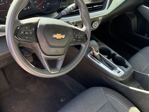 Used 2024 Chevrolet Trax LS w/ LS Convenience Package FWD image 2