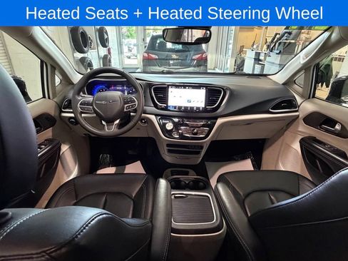 Used 2024 Chrysler Pacifica Touring-L FWD image 17