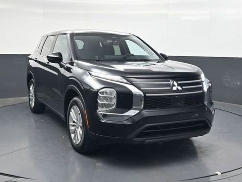 Used 2025 Mitsubishi Outlander ES image 2