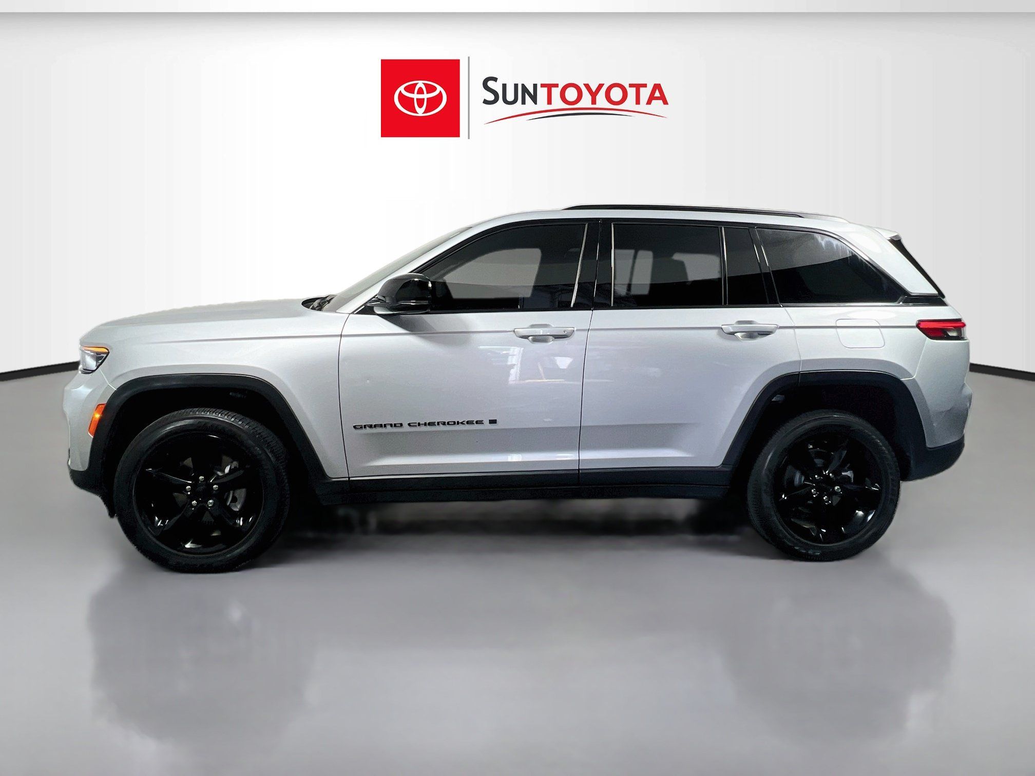 Used 2023 Jeep Grand Cherokee Altitude AWD/4WD image 7
