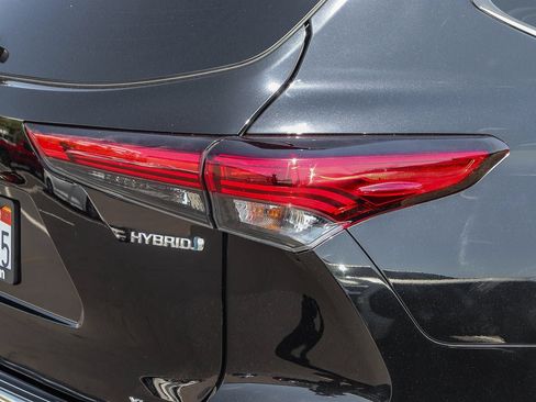 Used 2022 Toyota Highlander XLE AWD/4WD image 8