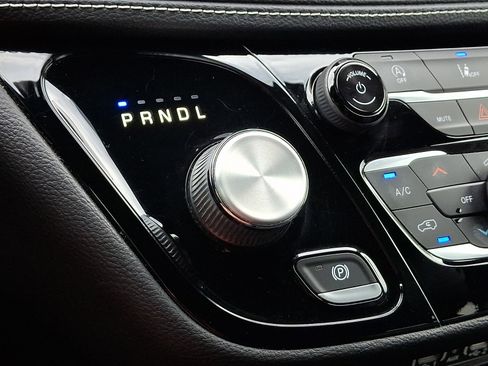 Used 2022 Chrysler Pacifica Touring-L w/ S Appearance Package FWD image 16