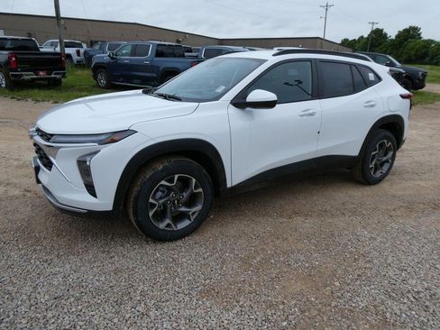 New 2026 Chevrolet Trax LT w/ LT Convenience Package FWD image 8