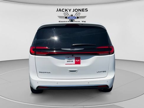 Used 2026 Chrysler Pacifica Limited FWD image 4