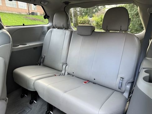 Used 2014 Toyota Sienna Limited image 33