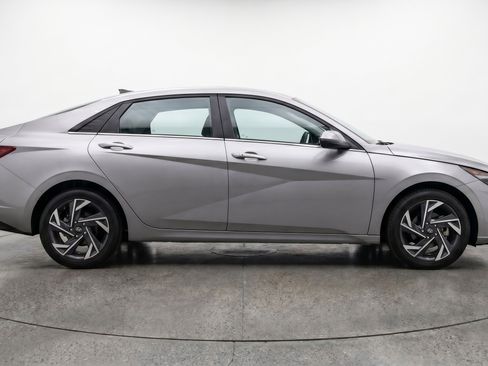 Used 2025 Hyundai Elantra Limited FWD image 11