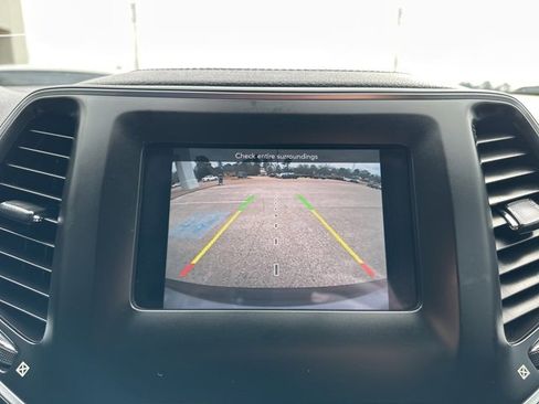 Used 2019 Jeep Cherokee Latitude Plus image 16