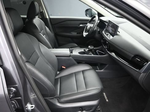 Used 2025 Nissan Rogue SL FWD image 37