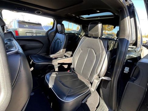 Used 2018 Chrysler Pacifica Limited w/ S Appearance Package image 29