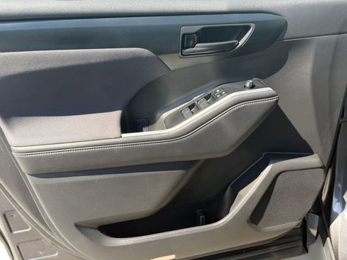 Used 2025 Toyota Highlander LE image 12