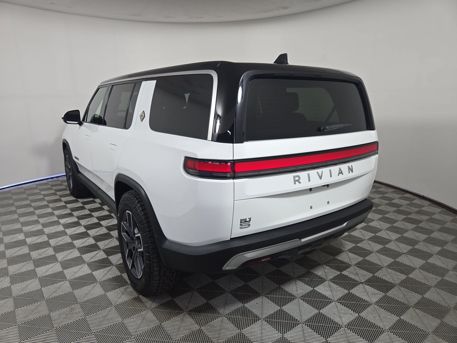 Used 2025 Rivian R1S Adventure Dual AWD/4WD image 3