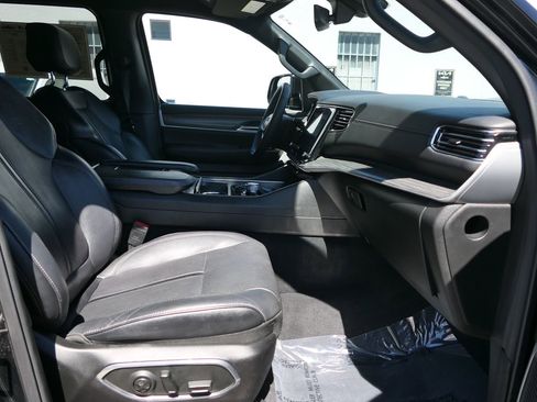 Used 2024 Jeep Wagoneer L Series II image 28