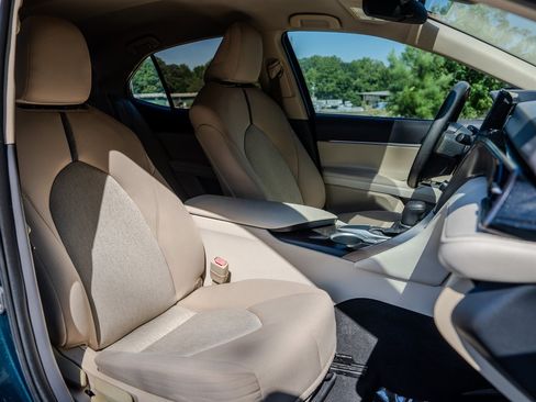 Used 2021 Toyota Camry LE FWD image 30