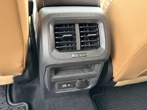 Used 2024 Volkswagen Tiguan SE w/ Panoramic Sunroof Package AWD/4WD image 23