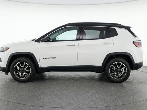 Used 2025 Jeep Compass Trailhawk AWD/4WD image 5
