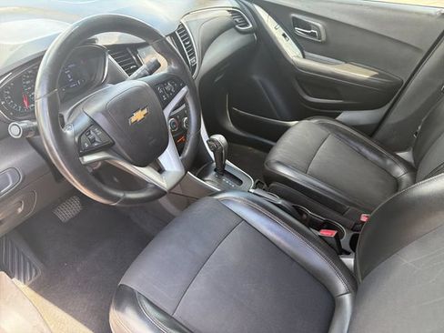 Used 2019 Chevrolet Trax LT w/ LT Convenience Package FWD image 11